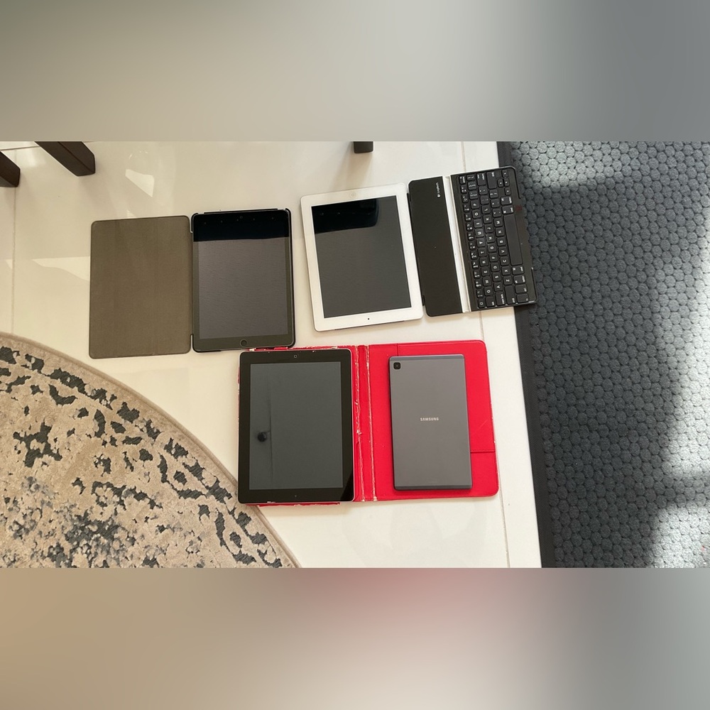 3 iPads and 1 Samsung